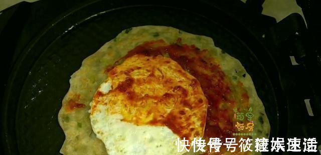 柔软|这是我见过最简单的烙饼,一擀一折,有菜有蛋,柔软筋道真解馋