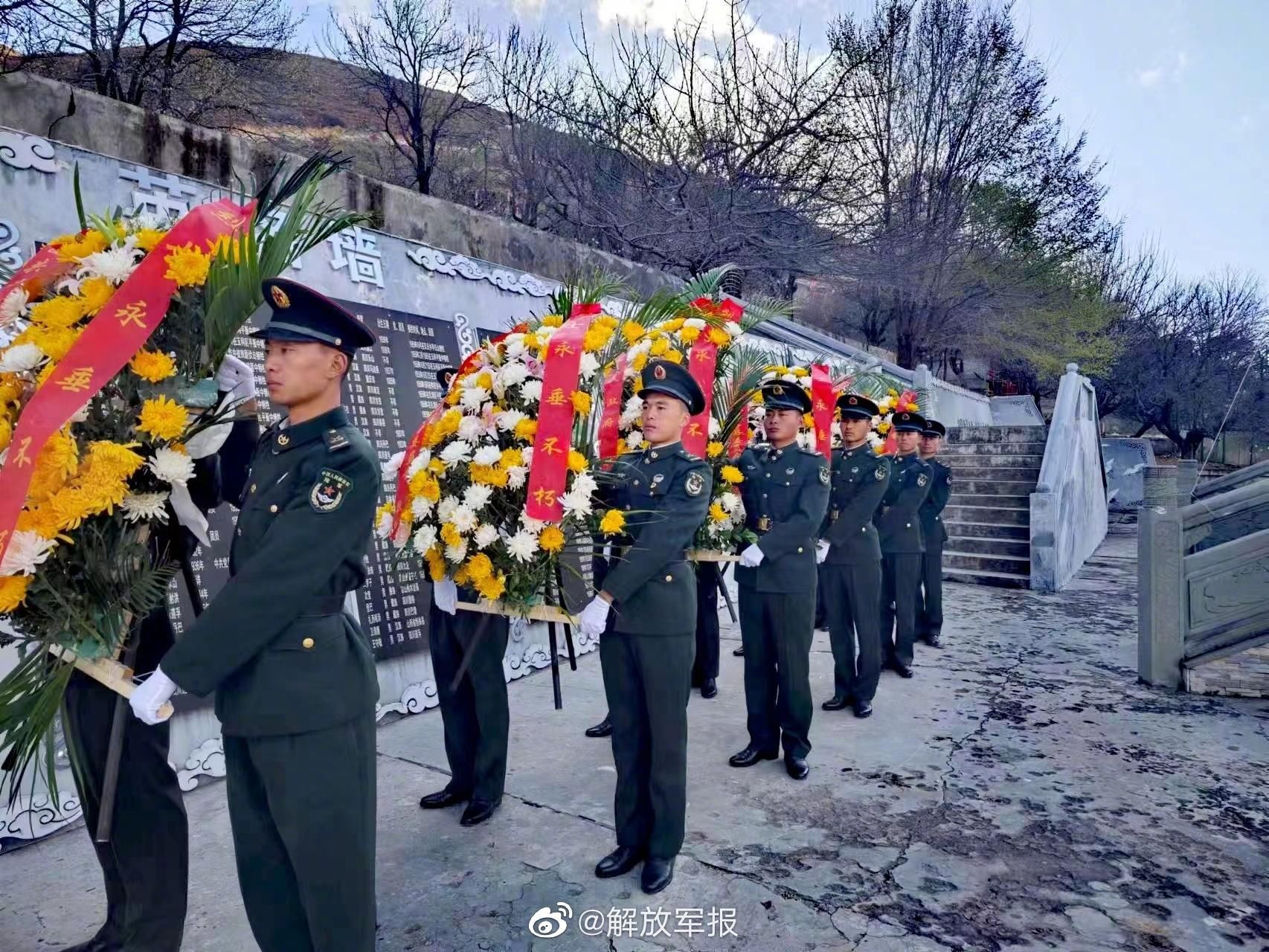 各部队官兵以多种形式祭奠缅怀革命先烈