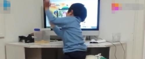 孩子|妈妈为了不让熊孩子玩电脑,藏起椅子,回家看到这一幕笑翻了
