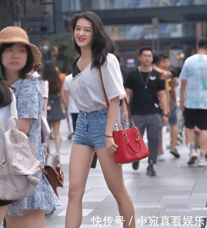 桃花|一点丹唇樱桃蔻,一抹腮红桃花妆,如出水芙蓉般的牛仔短裤穿搭