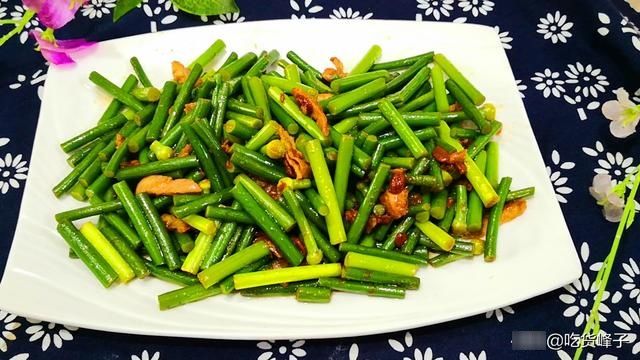 炒蒜苔时，直接下锅炒就废了，教你饭店的做法，香脆入味不变色