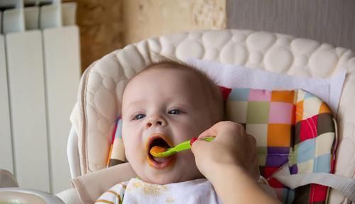 宝宝|满月宝宝戴五只金戒指,玩着玩着误吞一只,家长这么不走心?