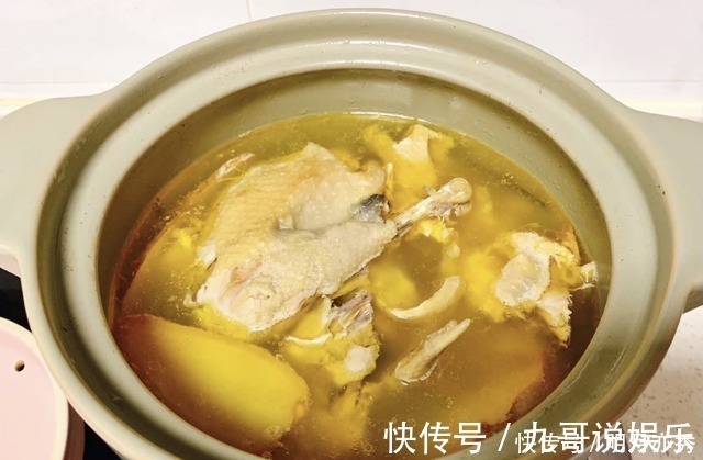 土鸡|炖鸡时,有人焯水,有人直接炖,都不对!教你一招,营养翻倍