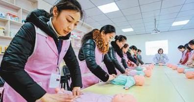 资质|女儿3岁还不会走路,宝妈抱孩子去检查,医生却低声说:报警吧