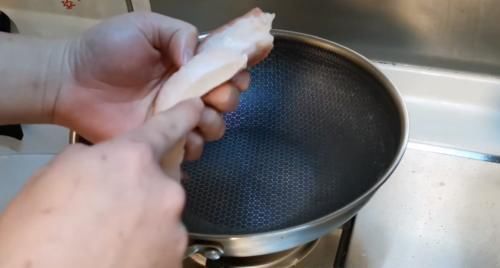 原来去猪皮毛这么简单,不用火烤不用手剃,简单一招,干净快速