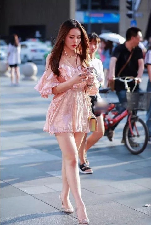 街拍:长相清秀的小美女,肌肤如玉,尊贵优雅显大气