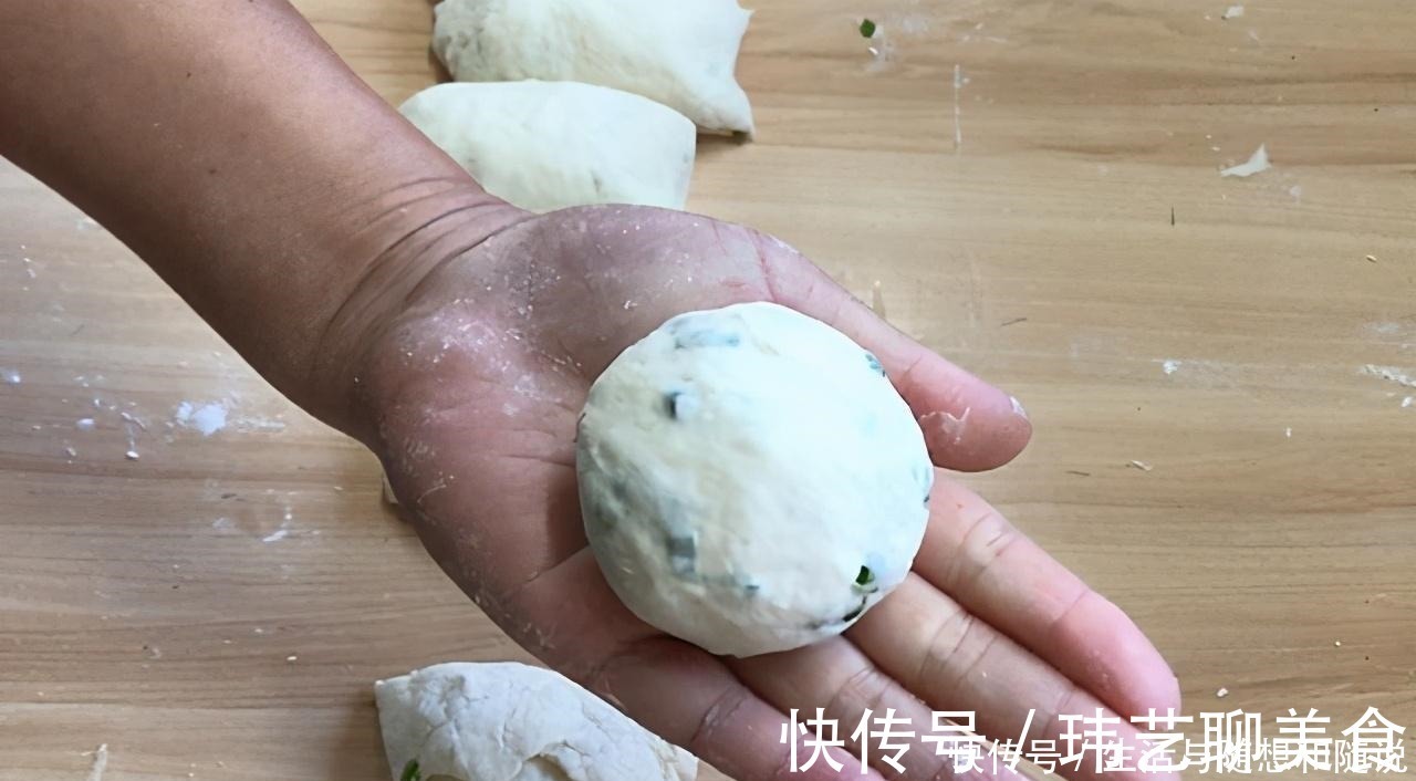 冬天早餐要吃好吃饱,爱上发面葱花饼,筷子一搅,出锅蓬松又暄软