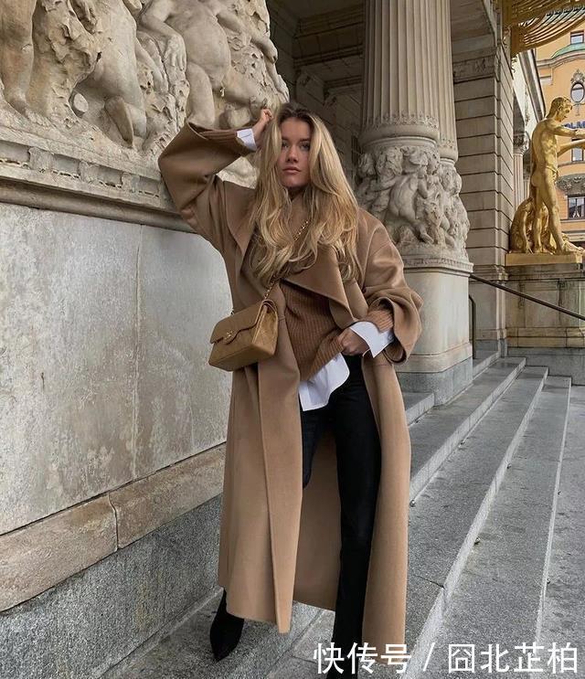 50岁的女人,过年最好少穿“红一套”!试试这3种穿搭,特优雅