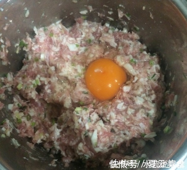 炸丸子，加淀粉是大错！外婆教我加点它，金黄酥脆，鲜嫩不油腻！