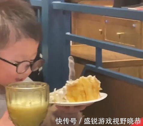 男孩|江苏萌娃吃饭恰逢隔壁桌过生日,立马跑去凑热闹,最终战果颇丰!