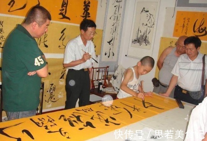 小小年纪!书法神童何世龙:9岁进书协,11岁4个字卖11万,今21岁的他在干啥