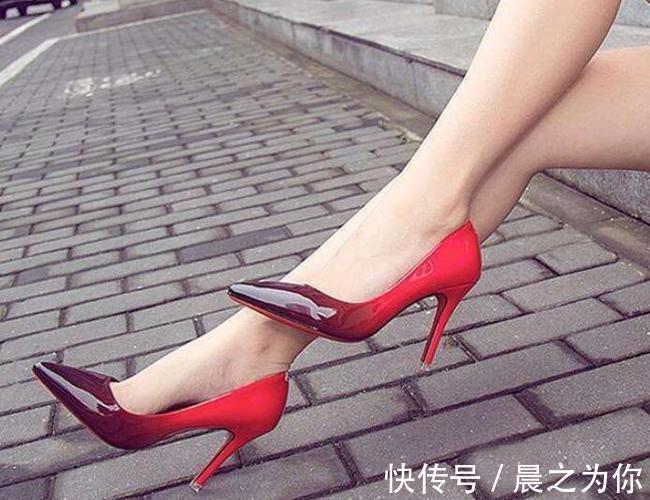 身姿 尖头高跟鞋配上丝袜,尽显漂亮的身姿,体现的端庄典雅又迷人!