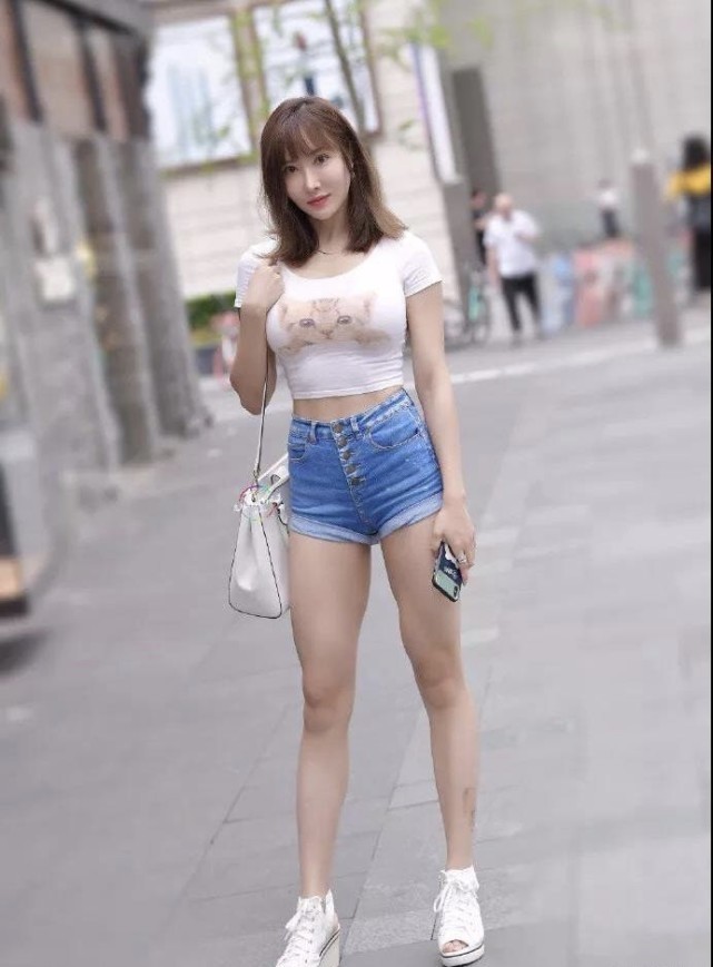 超级可爱 夏日时尚清凉穿搭,牛仔短裤+短袖T恤搭配,青春减龄知性有范儿