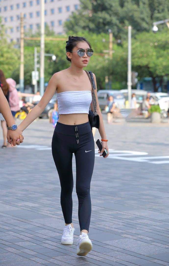 时髦|夏日的性感风穿搭,怎么能少得了“抹胸装”呢,简约大气还时髦