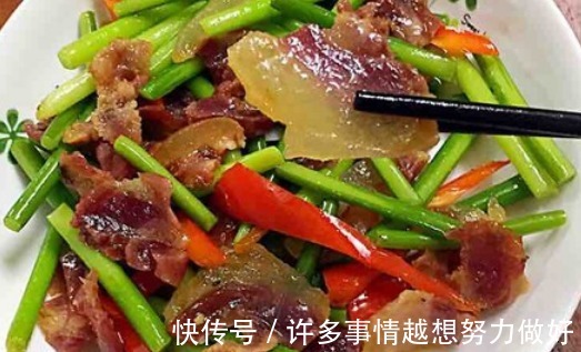 炒蒜苔时,切好了别直接炒!30年大厨教你一招,蒜苔青翠还入味儿