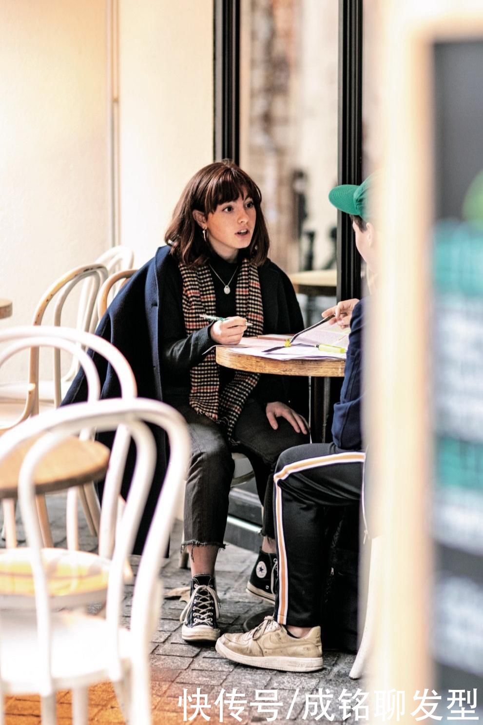 春天长靴已经“失宠”了？今年这几款帆布鞋超火，时尚百搭又减龄