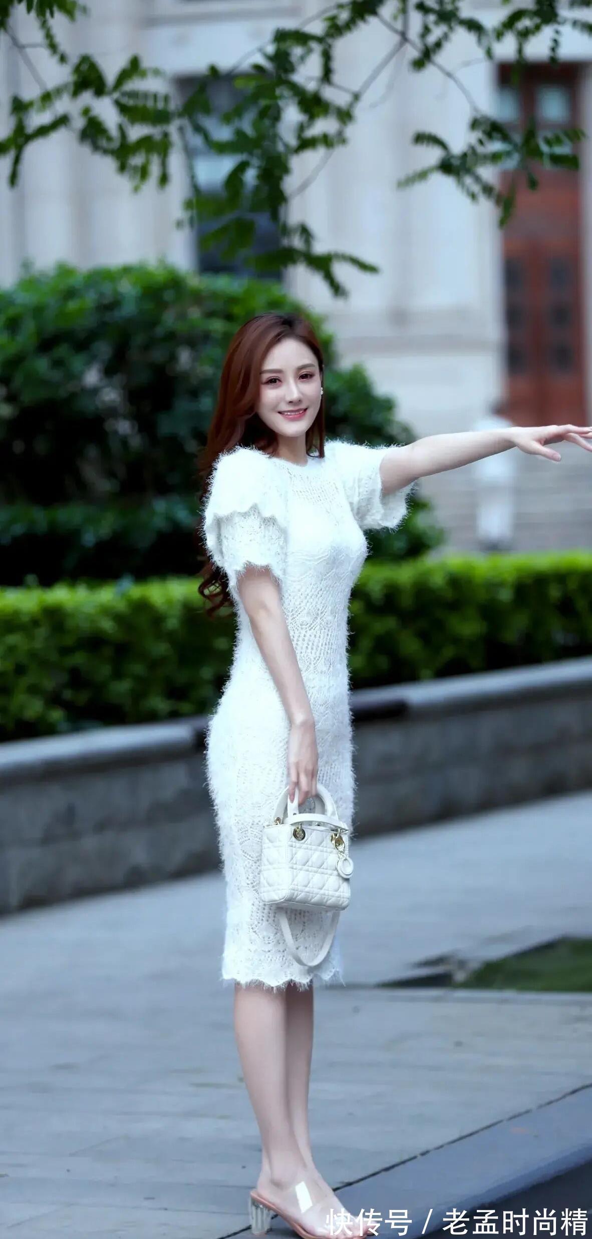 白色短袖|夏末秋初的甜美风穿搭,白色短袖针织连衣裙,优雅大方显气质
