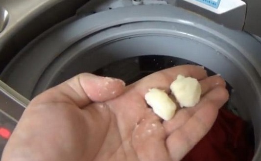 洗衣服不要只放洗衣液,里面扔两个它,多脏的衣服都能干净如新