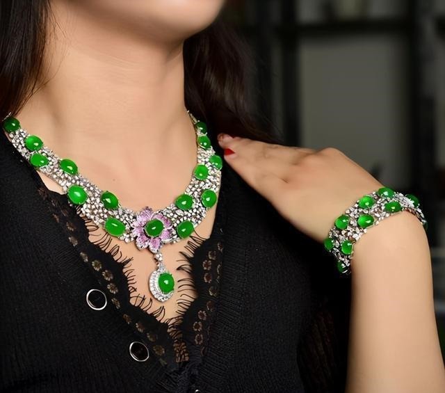 套链 奢华的珠宝套链比项链的做工更难,选石更苛刻,成为最耀眼的存在