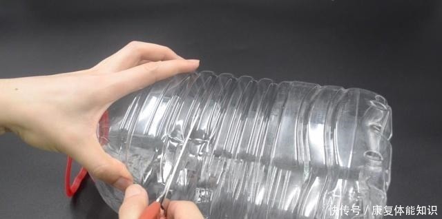 空油桶上穿2根绳子,太聪明了,解决了困扰大家的一大难题,真棒!