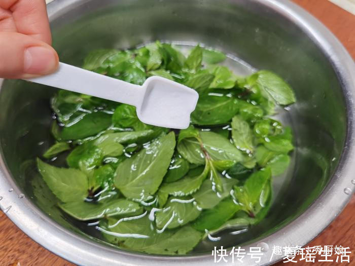 厨娘|夏天太热,吃肉不如吃此菜,儿子三天两头喊我做,清凉解暑又开胃