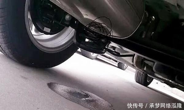 下雨天汽车排气冒白烟