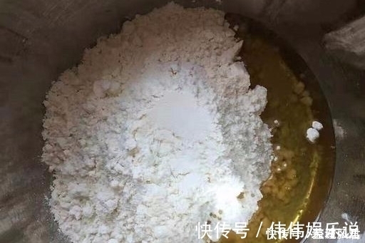 搅拌均匀|早餐饼最好吃又简单做法,1碗面粉,开水一烫,15分钟做好出锅
