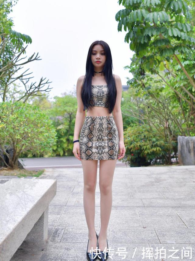 位美女|“蛇皮”连衣裙是种时尚,展现小姐姐的另类美,性感时尚又调皮