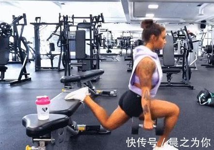 初学者|美国39岁健身模特,曲线完美,凭借出色的沙漏身材,收获大批粉丝