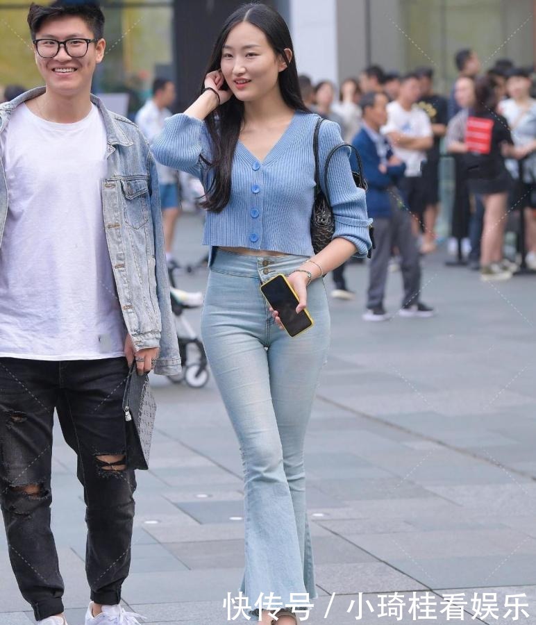 蓝色v领针织开衫搭配浅色喇叭裤,拉长身材比例,展现独特气质