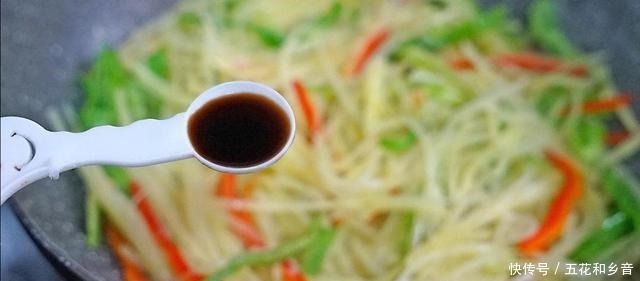土豆|炒土豆丝时,放白醋还是陈醋饭店大厨放错了,不脆还浪费油!