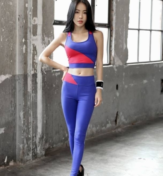 时尚|倾国倾城的紧身打底裤小姐姐,纤细的小蛮腰,魅力十足