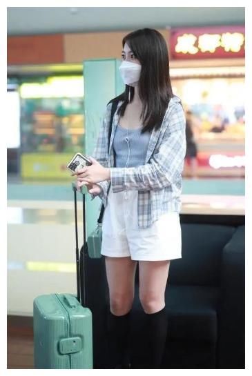 女人到了中年，切忌穿这2个颜色，多穿另外6个，更能显白减龄