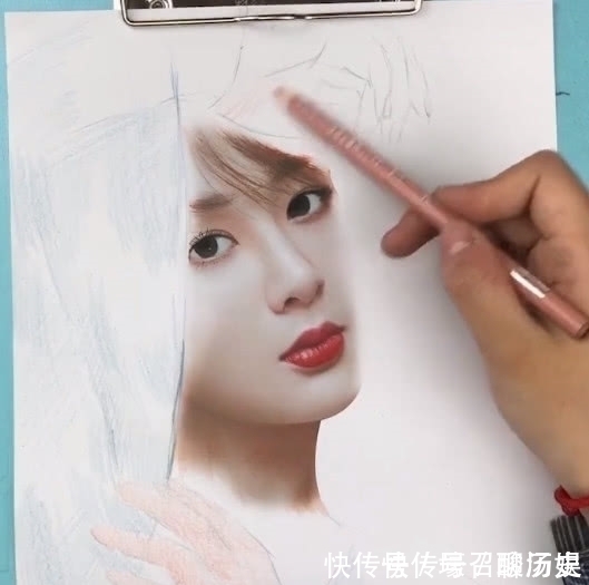 铅笔#美术生的手很神奇,明明看着是照片,竟是用铅笔画出来的