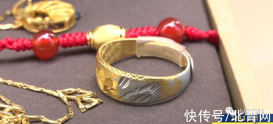 金戒指 女子在品牌首饰店买了一枚金戒指,仅戴一个月就“变色”了!商家:这是正常的