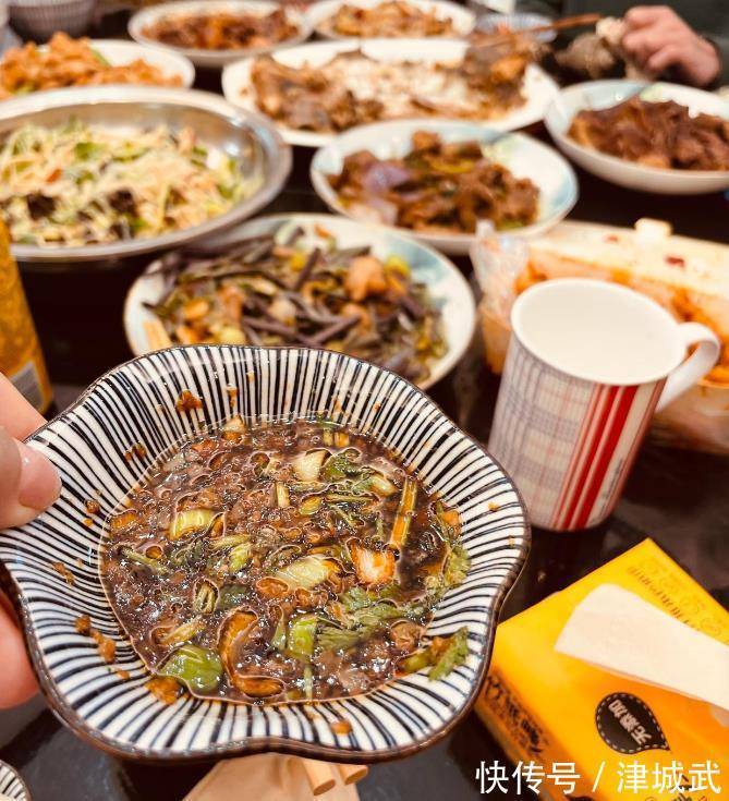 明星晒年夜饭:张艺兴丰盛,肖战下饭,于正太豪华,岳云鹏接地气