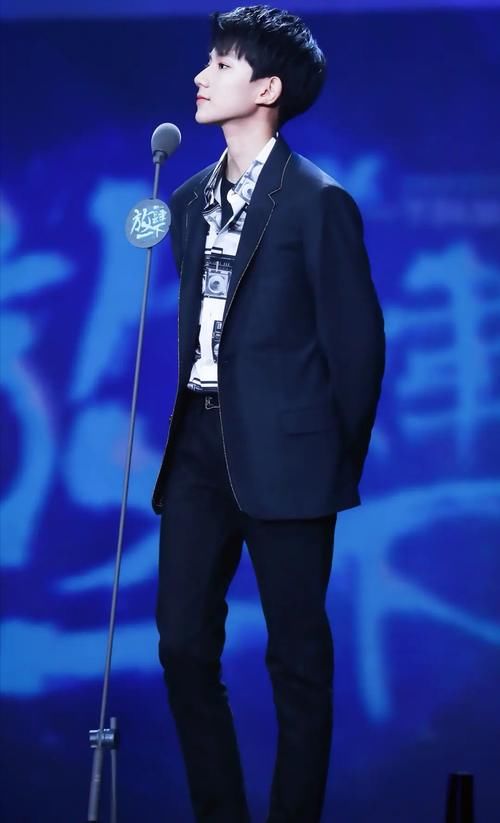 王源新歌首发,录制快本被何炅禁言?奶凶奶凶的表情萌翻了!