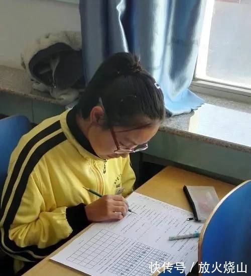 卷面$别苦苦练习“柚圆体”了,资深班主任坦言,还是楷体最“正经”