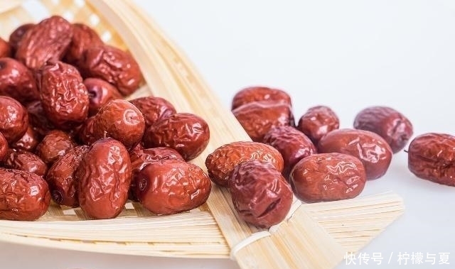 常生活中|常吃紅棗好處多,紅棗加“它”一起吃,祛濕效果可能“事半功倍”