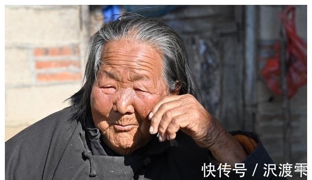 秘诀|100岁奶奶，饭前习惯特殊，至今满头黑发，看长寿秘诀是啥