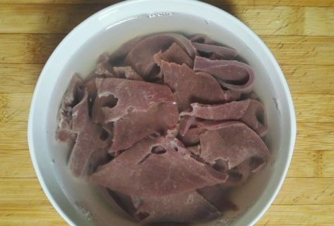 炒猪肝时,最忌直接下锅炒!教你一个小窍门,鲜香嫩滑,好吃下饭