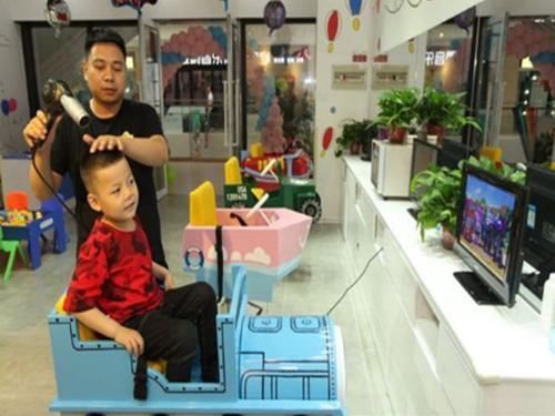 理发店|妈妈趁宝宝睡觉,偷偷把他剃成光头,孩子醒来后的反应让宝妈笑翻