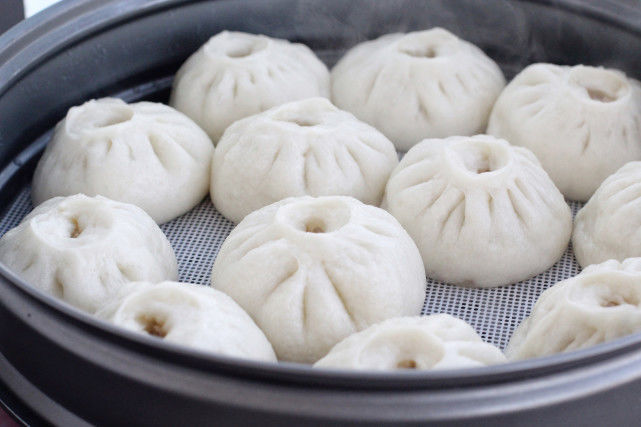 两锅|入冬后就馋酸菜馅的包子,皮薄馅大酸爽美味,一次蒸两锅都不够吃
