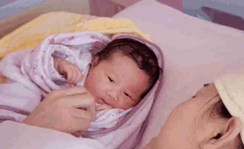 平安健康|宝宝不满百天, 绝对不能让这3种人抱, 为了宝宝再亲也不行