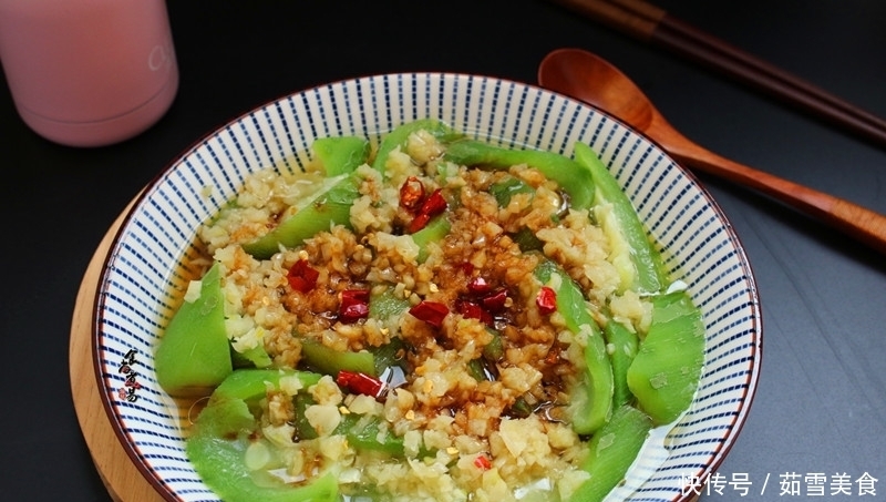 闺蜜三天两头吃此菜，鲜甜多汁又简单，美白补水，40岁像少女