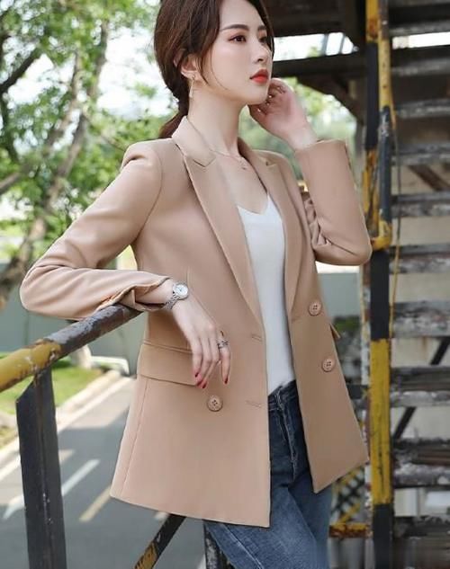 你还在穿风衣吗？试试这3款“短外套”吧，穿脱方便百搭实用