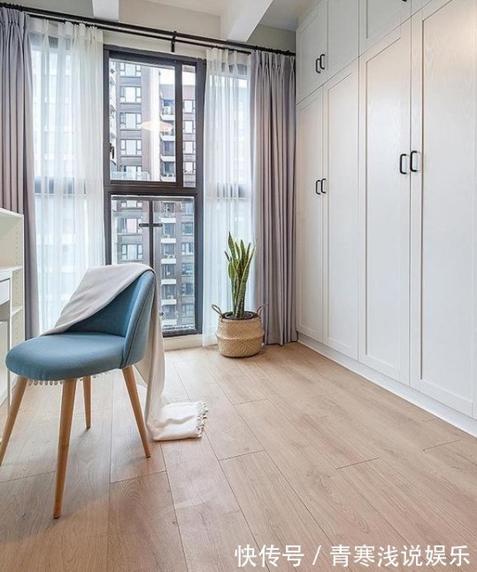 她家148平米,进门就被玄关迷住,不做吊顶跟背景墙,阳台超漂亮