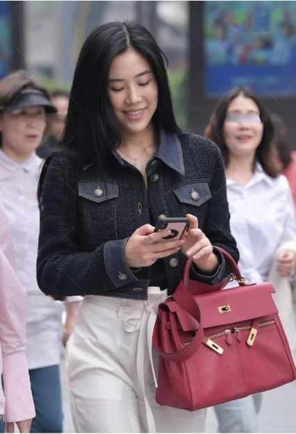 小香风外套搭配高腰休闲裤，设计独特，个性十足