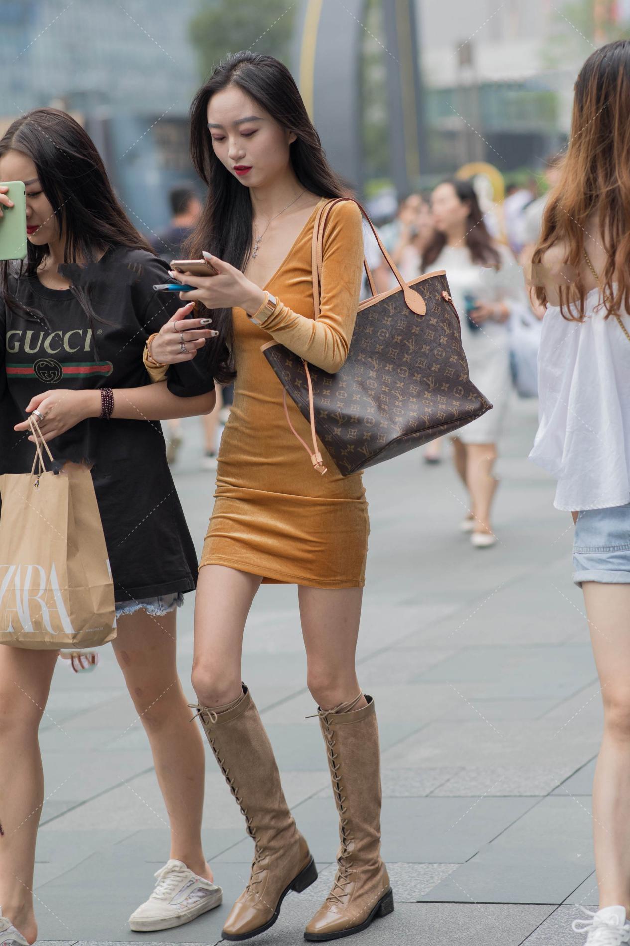 连衣裙穿上很优雅, 搭配及膝长筒靴很显气质