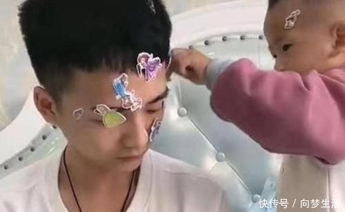 张生气|'最嫩奶爸'火了，在家带娃被误认成哥哥，妈妈：这就是我老公啊